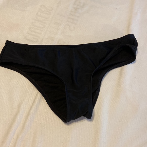 DEAL DEAL …Women’s bathing suit 👙 plus 1 top with 4 bottoms and a cover up. - Picture 4 of 11